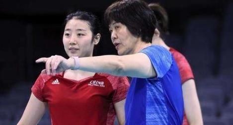 朱婷现身天津女排训练场！右手缠着胶带，球迷纷纷询问受伤了吗