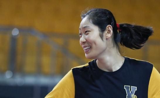 朱婷现身天津女排训练场！右手缠着胶带，球迷纷纷询问受伤了吗