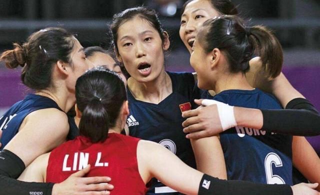 朱婷现身天津女排训练场！右手缠着胶带，球迷纷纷询问受伤了吗