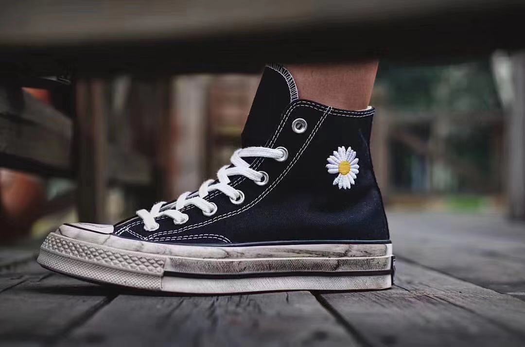 疑似 个人品牌PEACEMINUSONE与Converse 的合作版，再有谍照流出