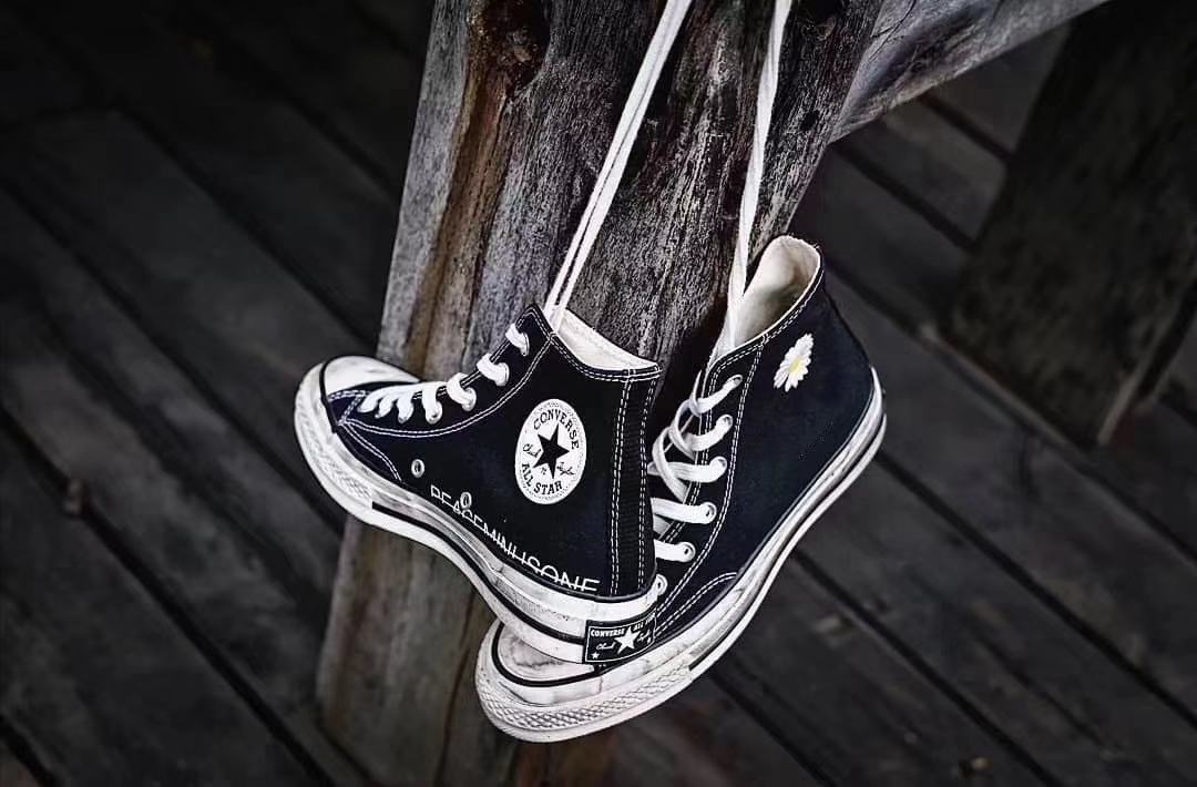 疑似 个人品牌PEACEMINUSONE与Converse 的合作版，再有谍照流出