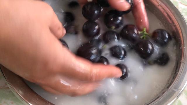 自酿葡萄酒时，要不要加糖？多数人都做错了，难怪会酸腐坏掉