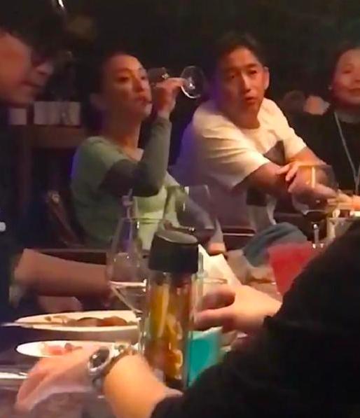 黄磊出门会友饮食显克制，周迅一杯尽，孙莉老公靠椅子肚腩明显