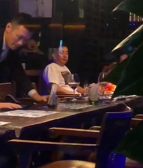 黄磊出门会友饮食显克制，周迅一杯尽，孙莉老公靠椅子肚腩明显