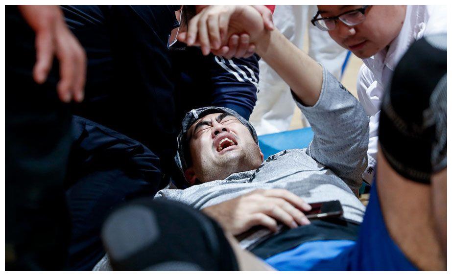 张兆旭受伤!工作人员第一时间查器械,王仕鹏怒斥:杠铃比人重要