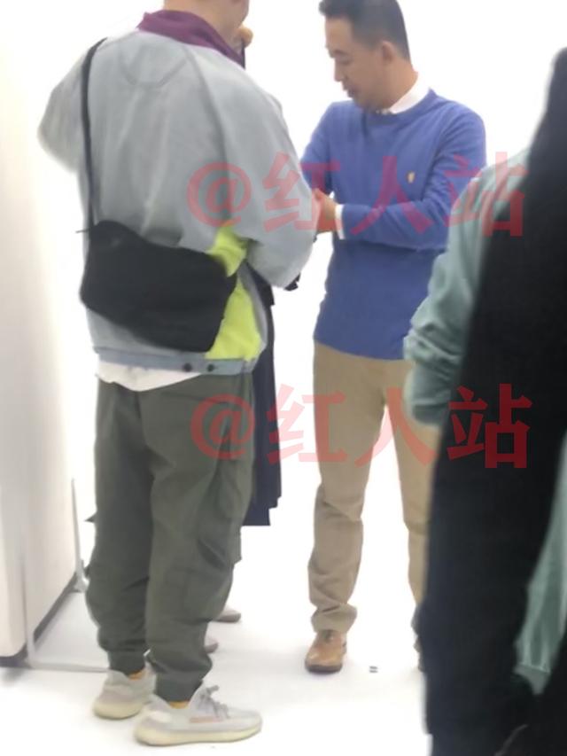 黄海波或将复工，在影棚拍摄广告，多个工作人员随时准备上前服务