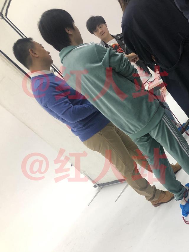 黄海波或将复工，在影棚拍摄广告，多个工作人员随时准备上前服务