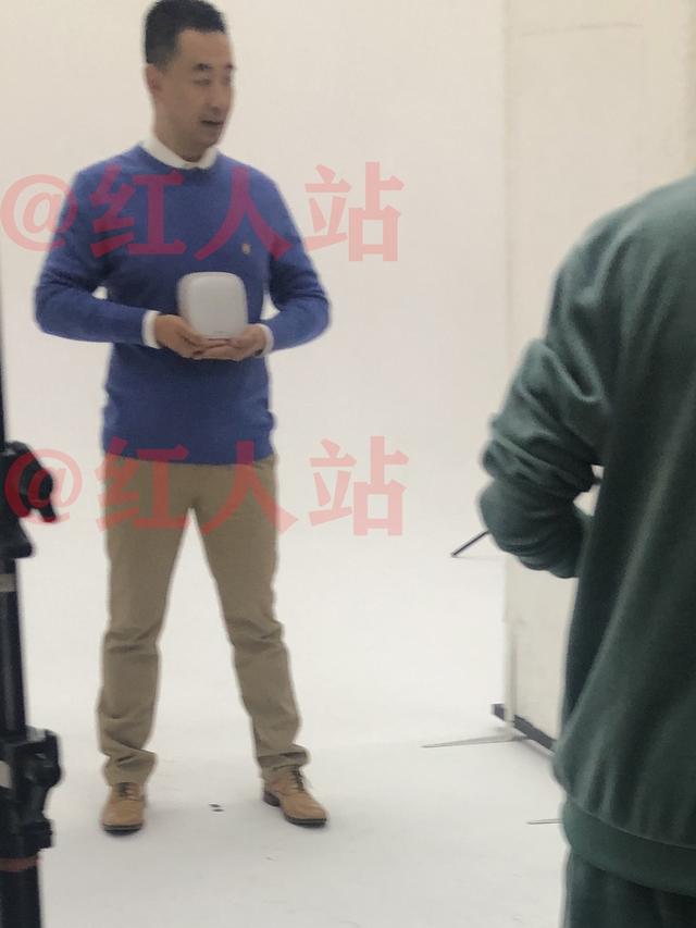 黄海波或将复工，在影棚拍摄广告，多个工作人员随时准备上前服务