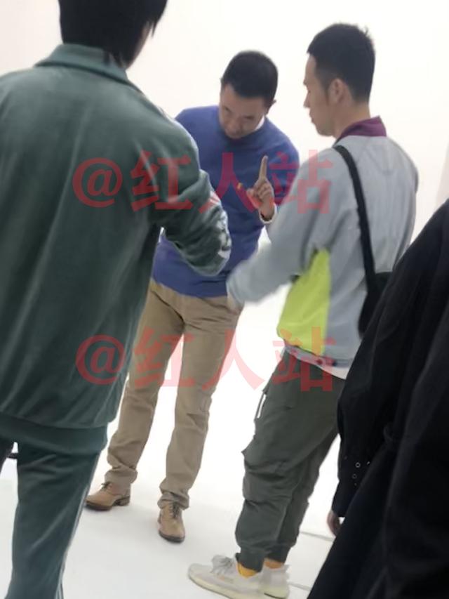 黄海波或将复工，在影棚拍摄广告，多个工作人员随时准备上前服务
