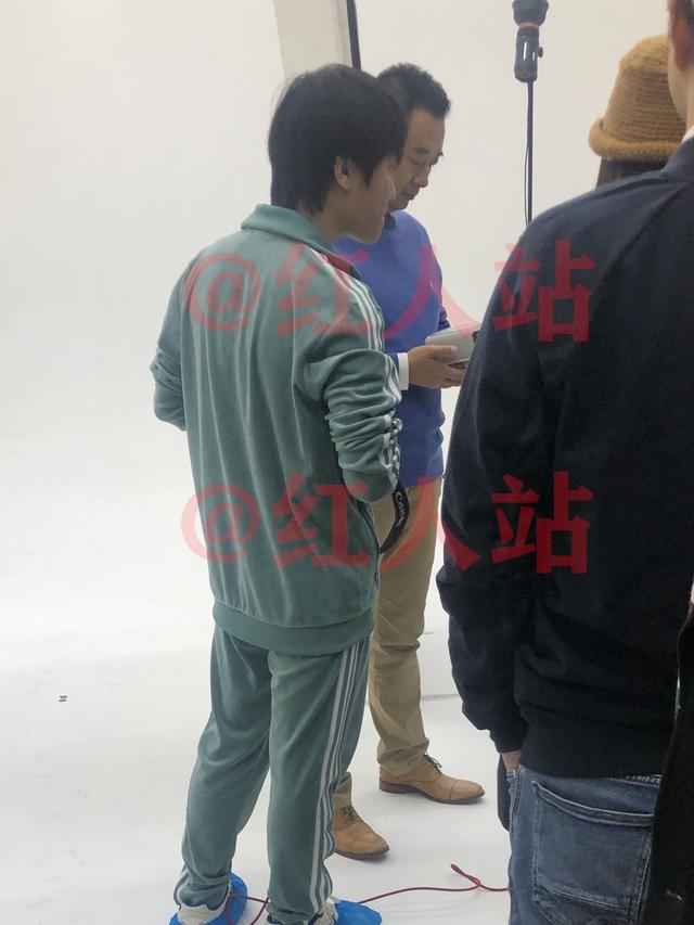 黄海波或将复工，在影棚拍摄广告，多个工作人员随时准备上前服务