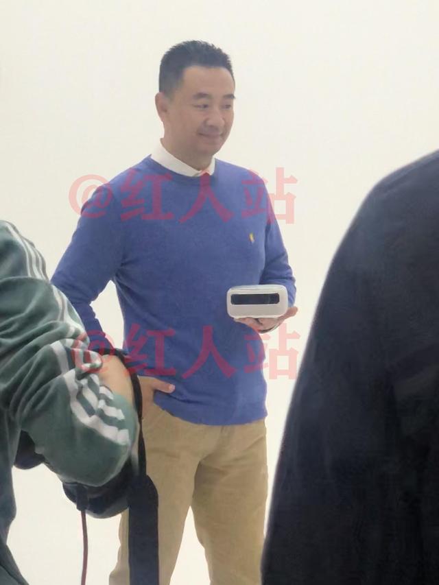 黄海波或将复工，在影棚拍摄广告，多个工作人员随时准备上前服务