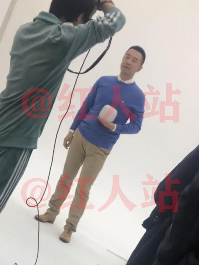 黄海波或将复工，在影棚拍摄广告，多个工作人员随时准备上前服务