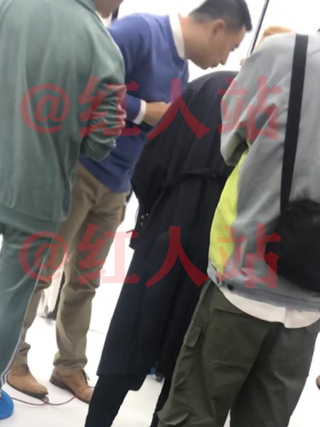 黄海波或将复工，在影棚拍摄广告，多个工作人员随时准备上前服务