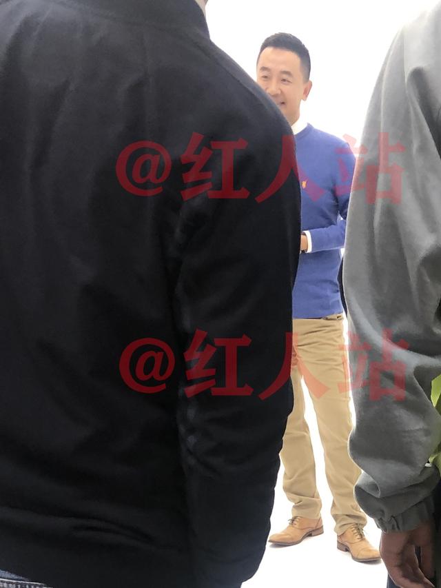 黄海波或将复工，在影棚拍摄广告，多个工作人员随时准备上前服务