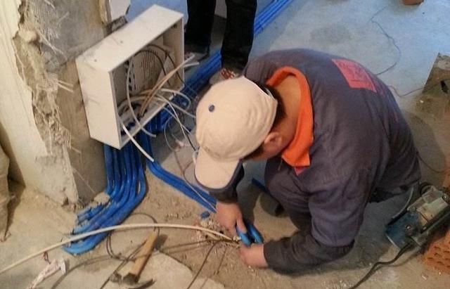 电工穿完线之后，为啥把电线绕2圈再接开关？弄明白了才不会被坑