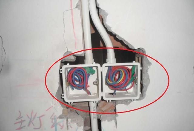 电工穿完线之后，为啥把电线绕2圈再接开关？弄明白了才不会被坑
