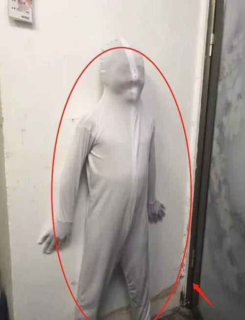 8岁儿子为看动画片，网购“隐身衣”作掩护，试穿效果笑翻网友