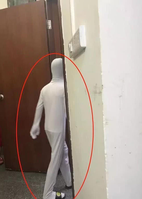 8岁儿子为看动画片，网购“隐身衣”作掩护，试穿效果笑翻网友