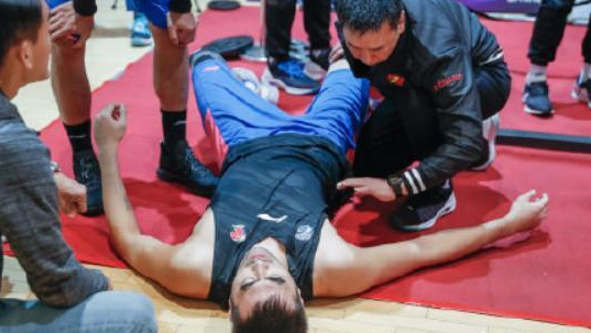 张兆旭体测时不幸受伤，工作人员先检查器材引发热议，你怎么看？