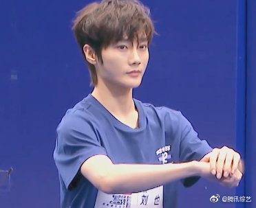 武术项目选择器械的时候集体扎马步