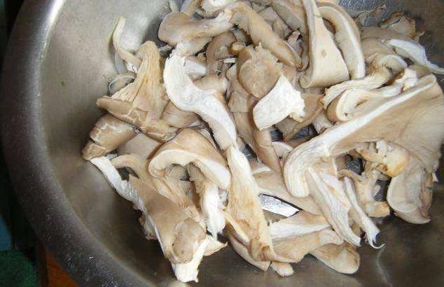 炸蘑菇时，要不要先腌？忽略这一点，难怪不香不脆