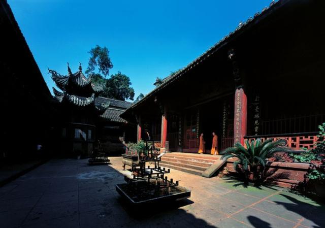 蓝天，疏朗若提琴；白云，温柔如钢琴