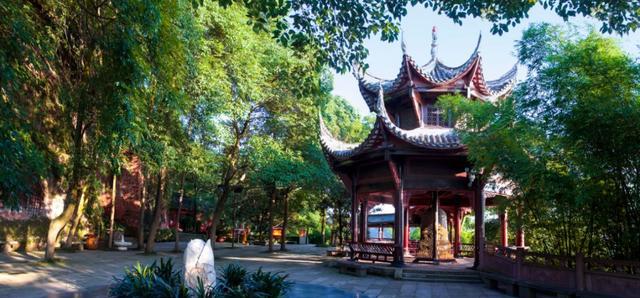 蓝天，疏朗若提琴；白云，温柔如钢琴