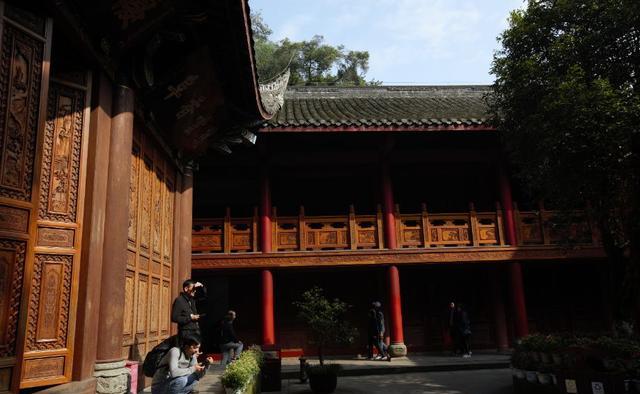 蓝天，疏朗若提琴；白云，温柔如钢琴