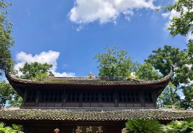 蓝天，疏朗若提琴；白云，温柔如钢琴