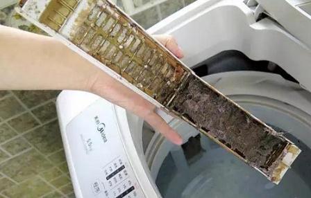 洗衣机有一个“排污开关”！一打开，脏水哗哗流，可惜有人不知！