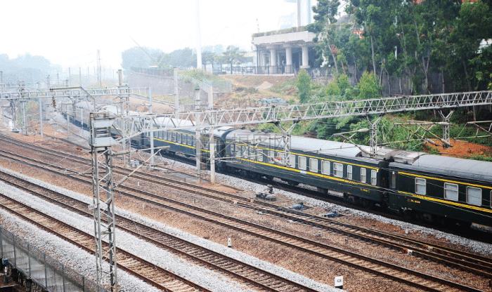 为什么火车铁轨用生锈的钢铁,不用不锈钢?很多人想不明白