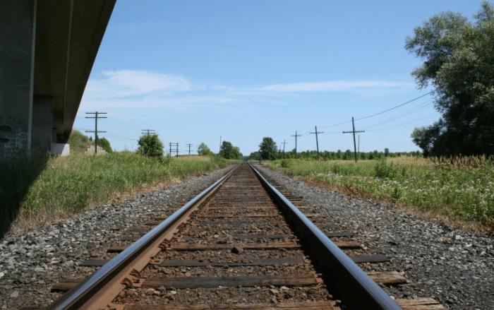 为什么火车铁轨用生锈的钢铁,不用不锈钢?很多人想不明白