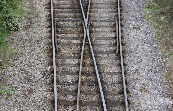 为什么火车铁轨用生锈的钢铁,不用不锈钢?很多人想不明白