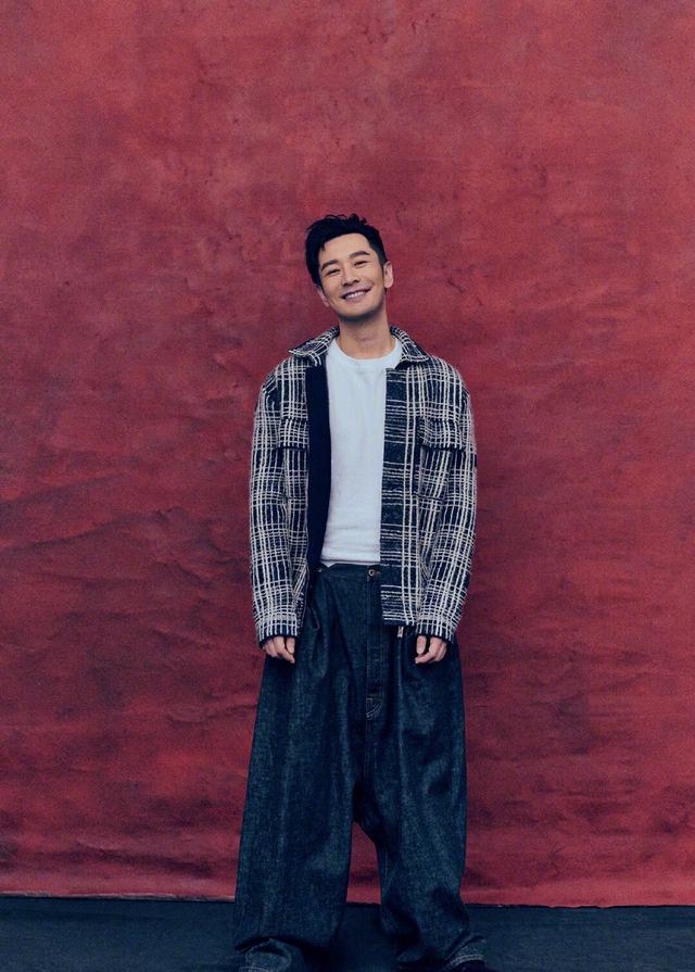 黄晓明熟男风硬照迷人，雕塑五官上镜显帅气，风衣造型成功去油