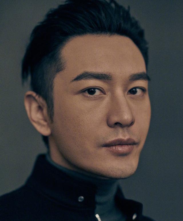 黄晓明熟男风硬照迷人，雕塑五官上镜显帅气，风衣造型成功去油