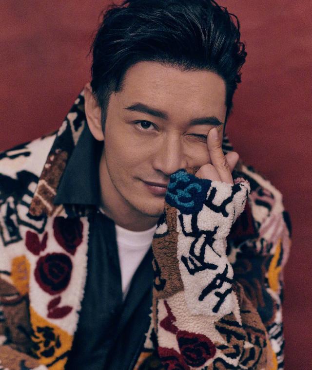 黄晓明熟男风硬照迷人，雕塑五官上镜显帅气，风衣造型成功去油