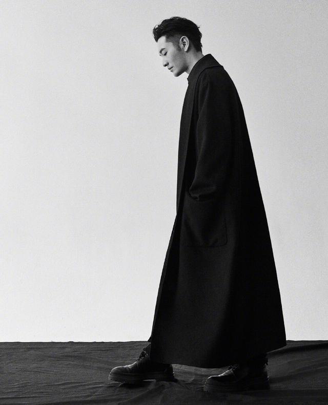 黄晓明熟男风硬照迷人，雕塑五官上镜显帅气，风衣造型成功去油