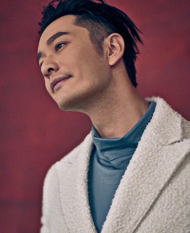 黄晓明熟男风硬照迷人，雕塑五官上镜显帅气，风衣造型成功去油