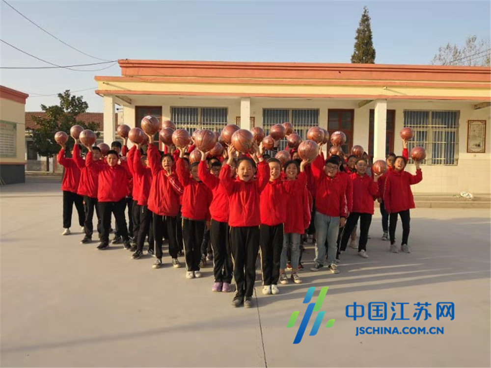 东海双店镇：爱心体育器材“空降”山村小学