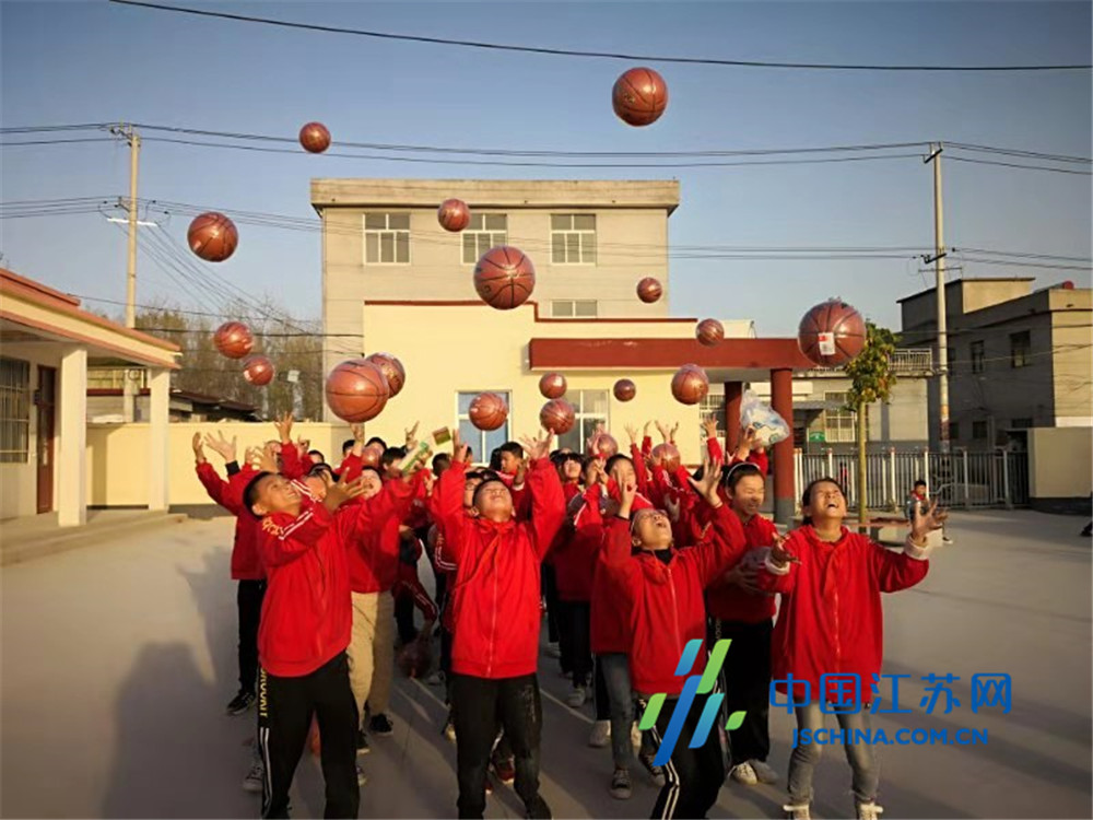 东海双店镇：爱心体育器材“空降”山村小学