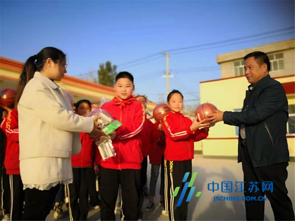 东海双店镇：爱心体育器材“空降”山村小学