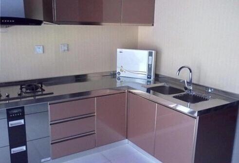 当年架不住父亲劝说,在厨房装了不锈钢台面,简直就是捡了宝