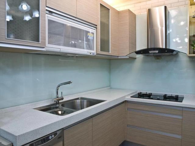 当年架不住父亲劝说,在厨房装了不锈钢台面,简直就是捡了宝