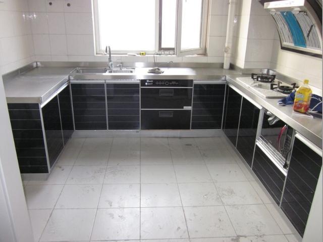 当年架不住父亲劝说,在厨房装了不锈钢台面,简直就是捡了宝