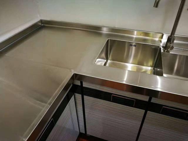 当年架不住父亲劝说,在厨房装了不锈钢台面,简直就是捡了宝