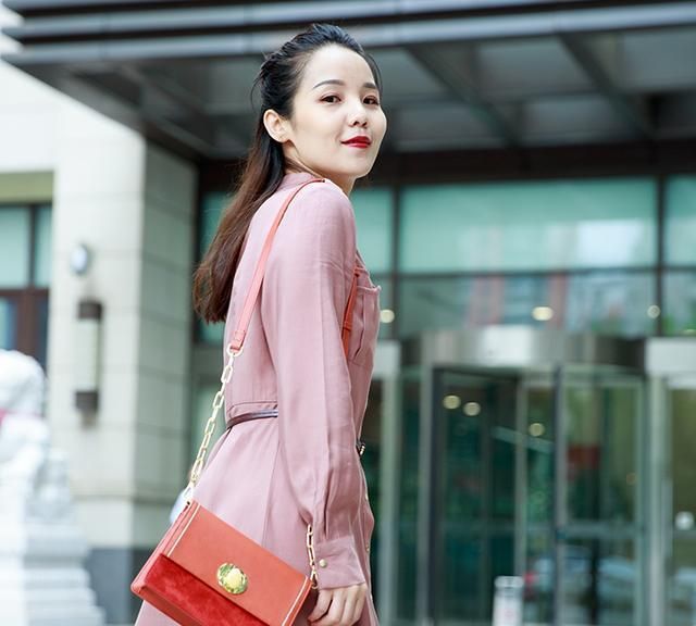 时尚职场女性必看！这3种面料的质感美包，助你轻松提升气场