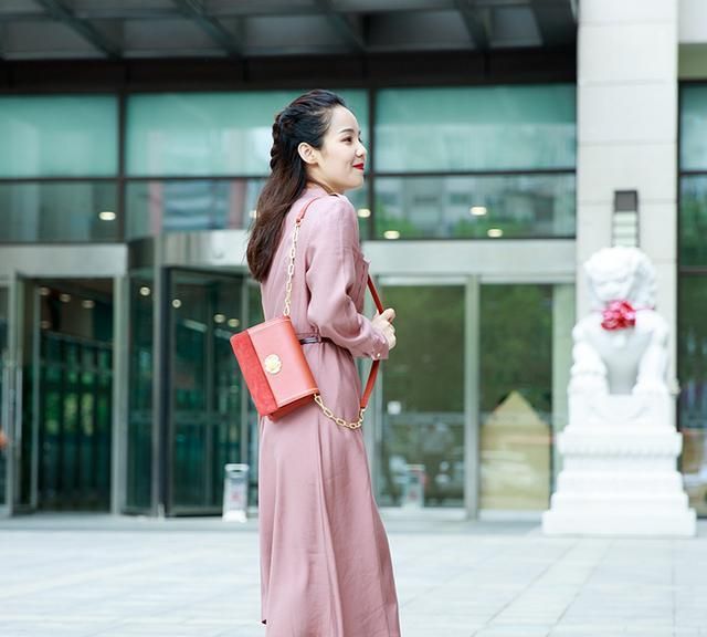 时尚职场女性必看！这3种面料的质感美包，助你轻松提升气场