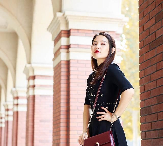 时尚职场女性必看！这3种面料的质感美包，助你轻松提升气场