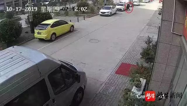 小区十几辆轿车轮胎先后被戳！竟是物业员工干的…为啥？