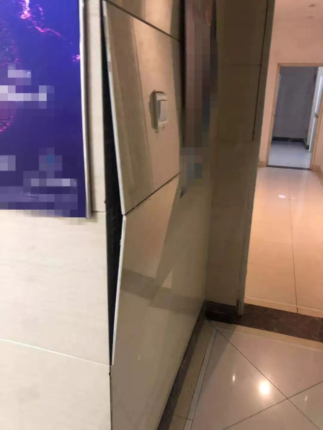 说啥好?济南一小区墙砖开裂用胶带粘,闸机坏了换塑料管!?另一小区新旧物业凌晨打起来了……